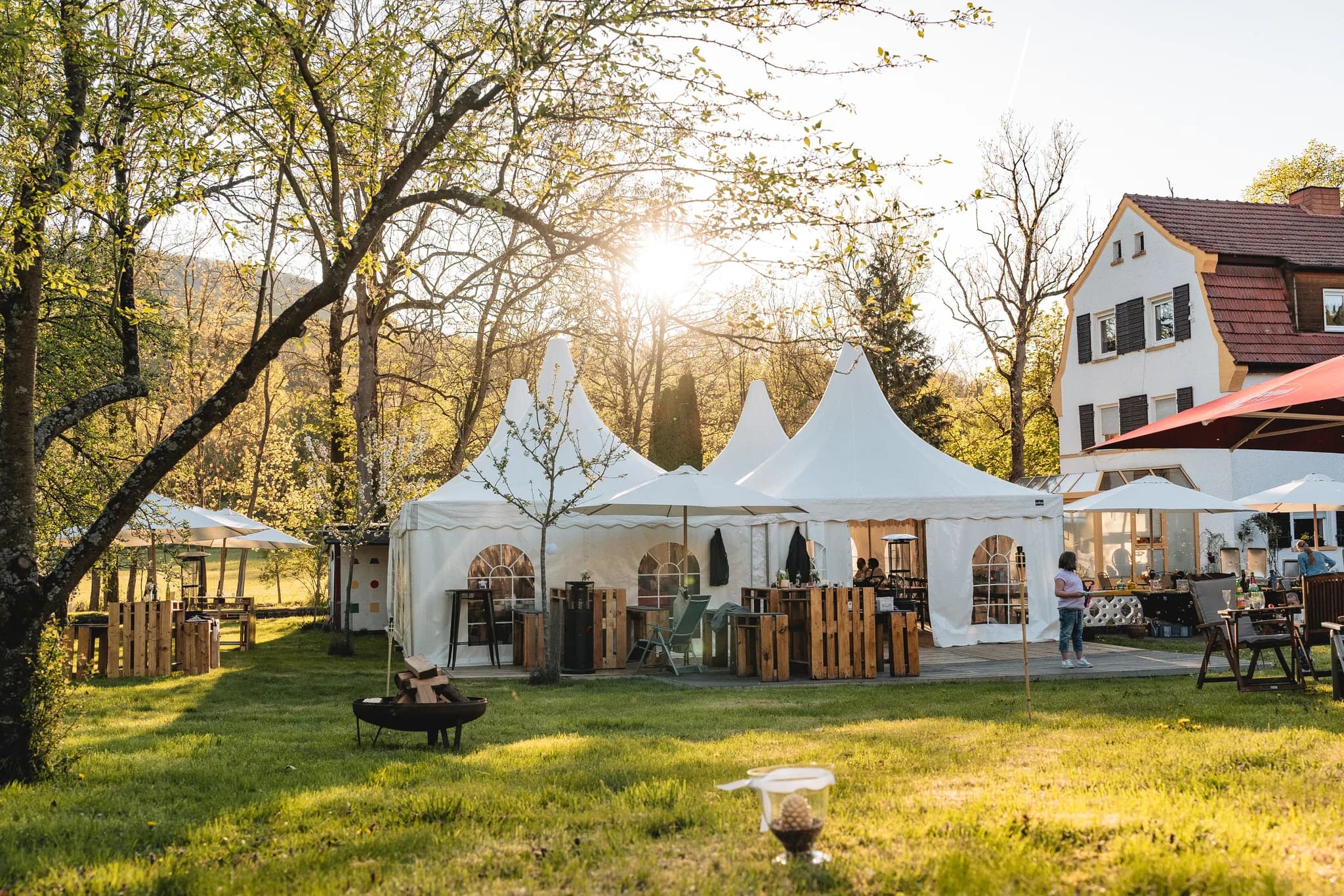 Festlich geschmückte Pagodenzelte für eine entspannte Gartenhochzeit bei sonnigem Frühlingswetter an der Ulstermühle.