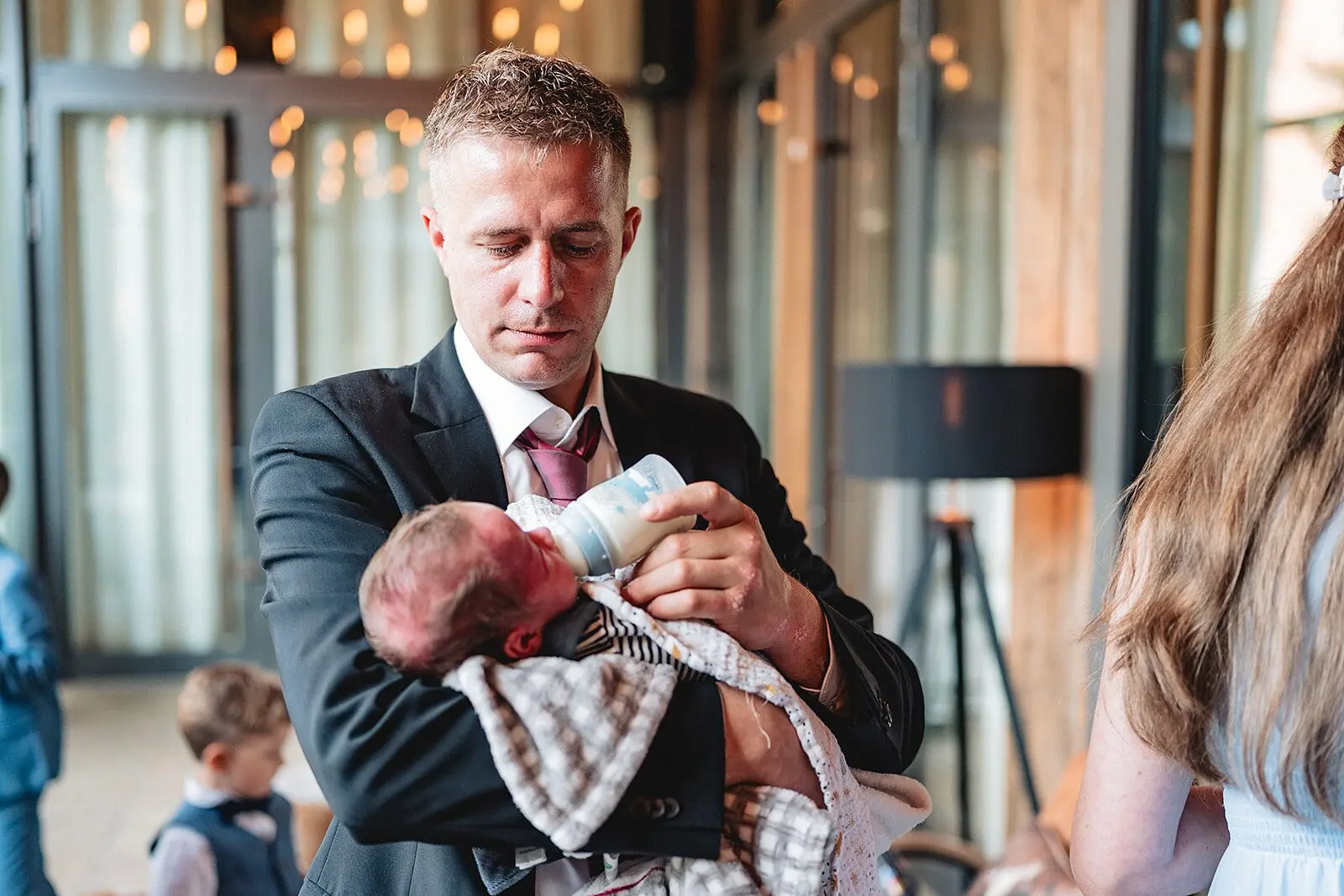 Kinder feiern auf einer Hochzeit mit