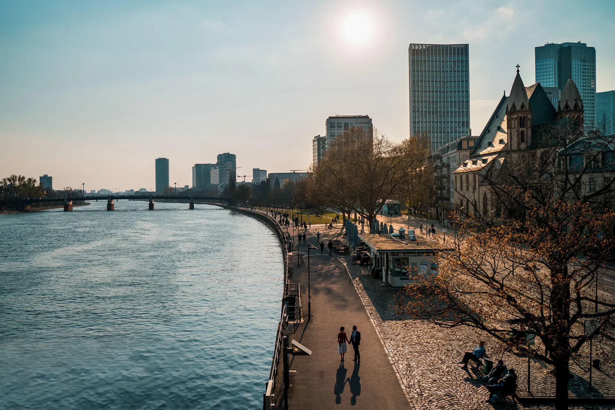 Brautpaar am Mainufer mit der Frankfurter Skyline im Hintergrund