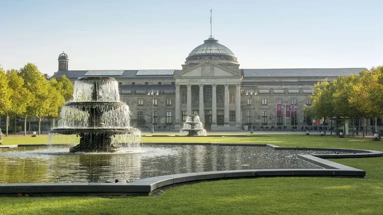 Das Kurhaus in Wiesbaden als Kulisse für Hochzeitsfotos