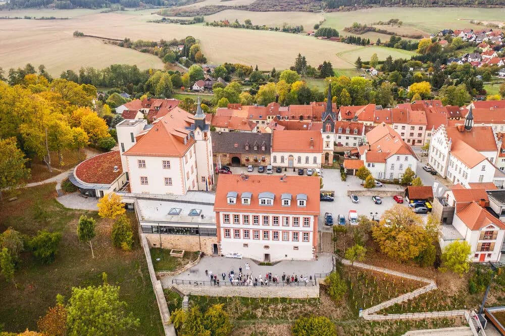 Hochzeit im Schloss Geisa: Barocker Glanz & Gartenidylle (Update 2026)