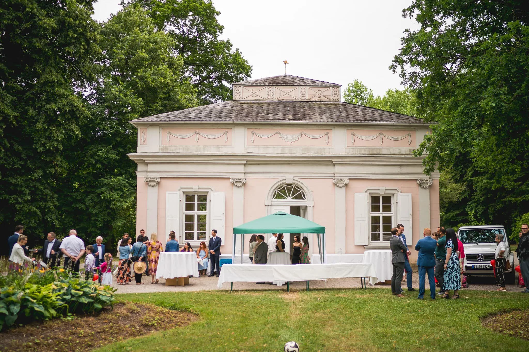 Freie Trauung an der Fasanerie: Gäste vor dem historischen Pavillon