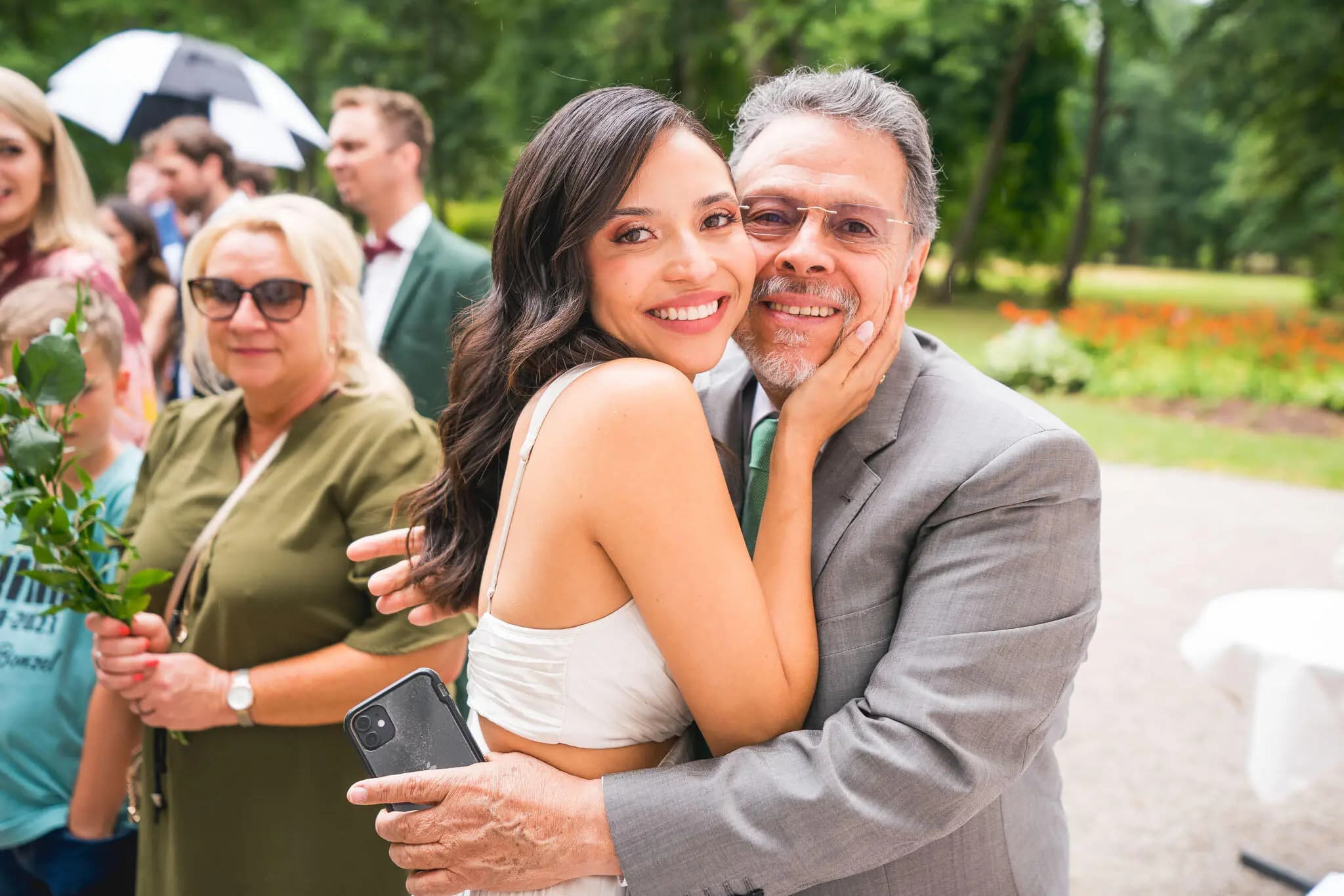 Freude bei den Gästen der Hochzeit in Fulda