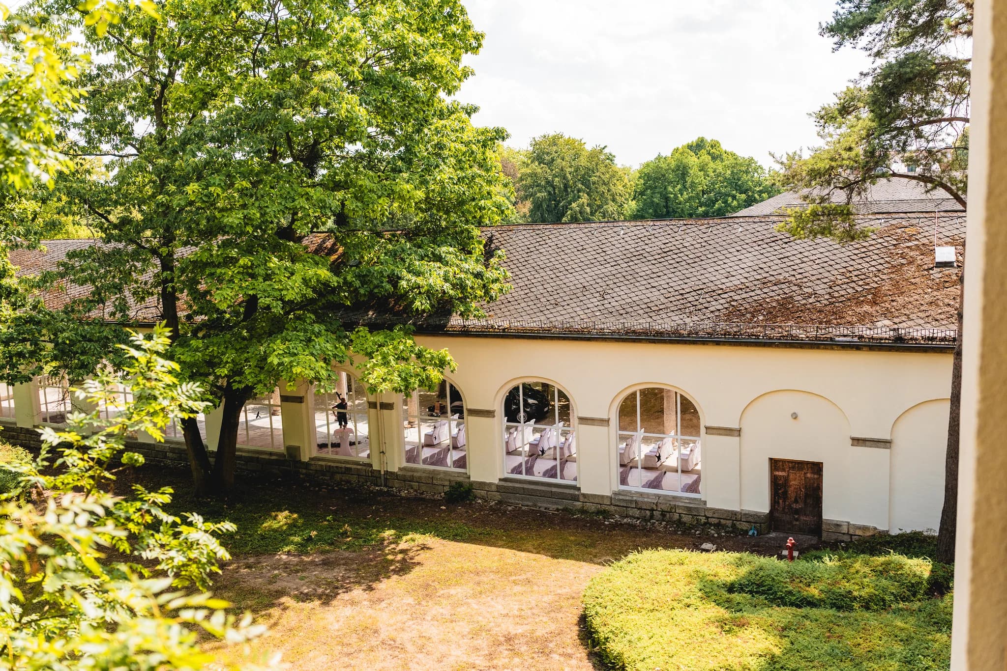 Blick von oben auf die Arkaden des Dolce by Wyndham Bad Nauheim mit Blick in den festlich bestuhlten Hochzeitssaal.