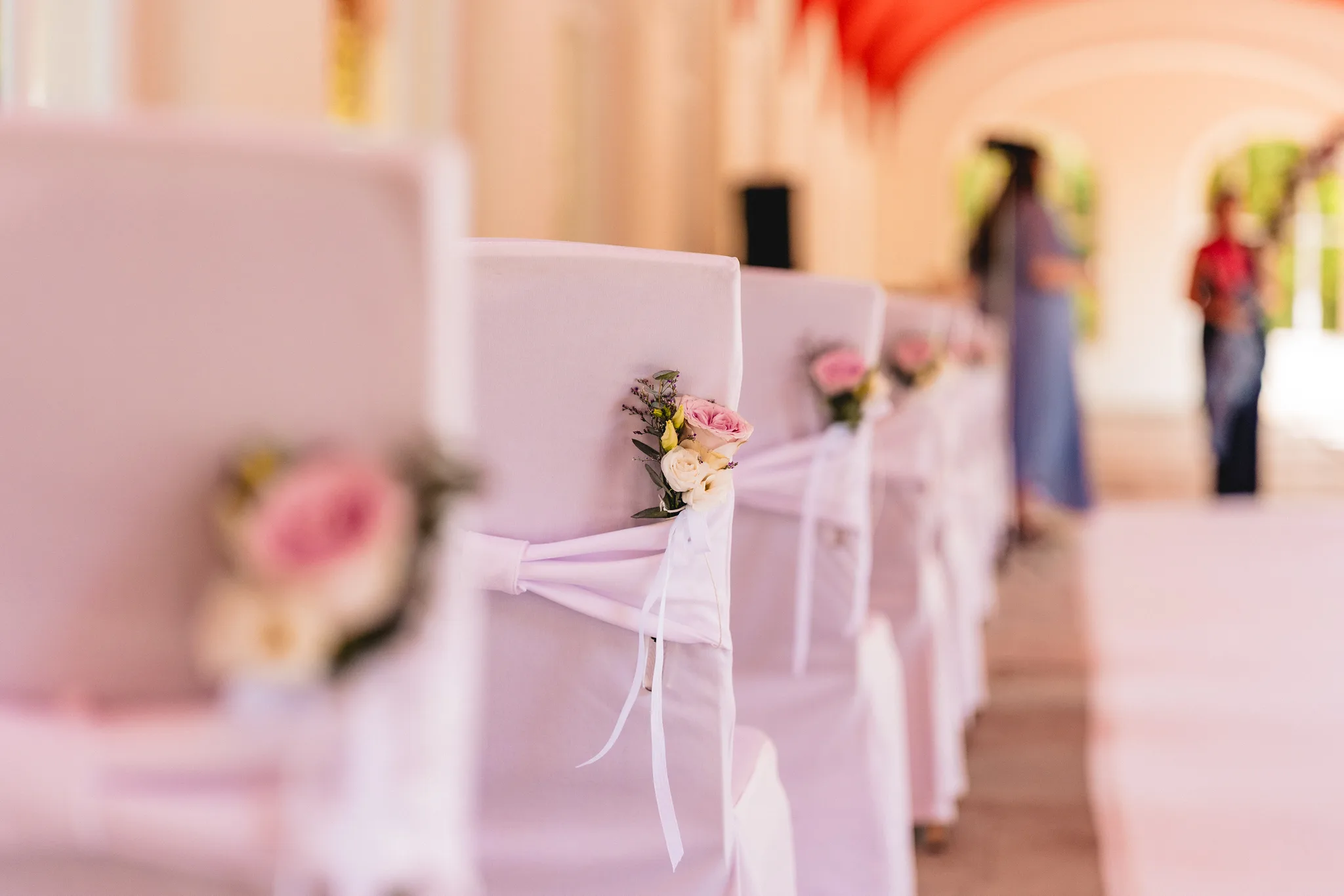 Mit Blumenschmuck verzierte Stuhlreihen im Dolce by Wyndham Bad Nauheim vor einer Hochzeitszeremonie.