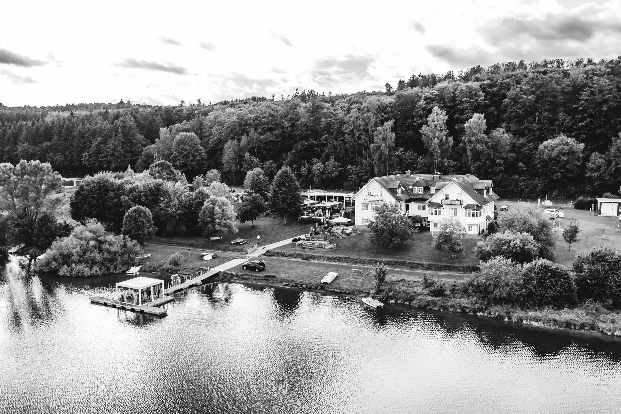 Drohnenaufnahme des Lakeside Resort Michaela mit dem am See gelegenen Hotel und dem festlich geschmückten Steg.
