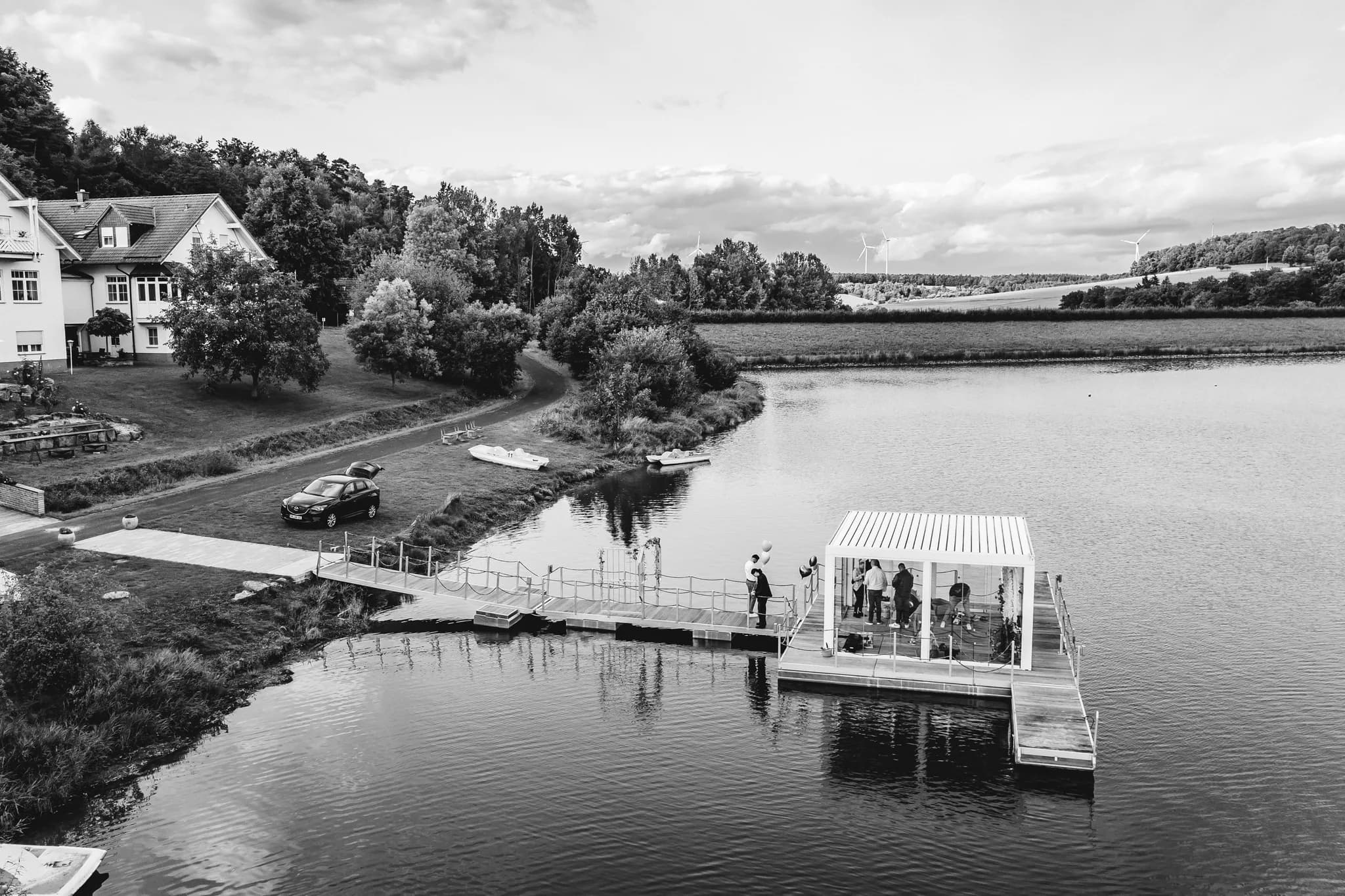 Hochzeitsgäste versammeln sich bei strahlendem Wetter auf der schwimmenden Plattform am Lakeside Resort Michaela.