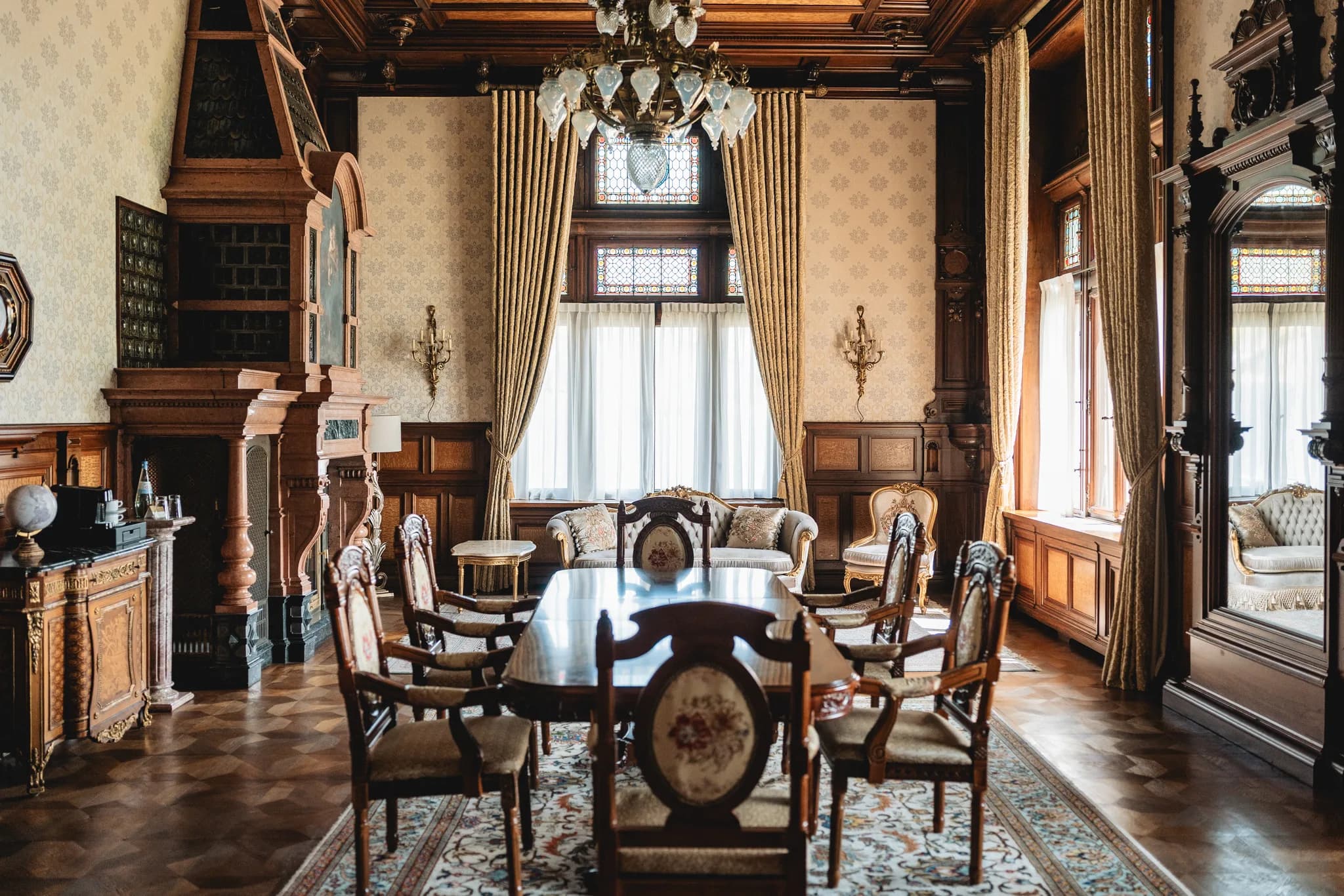 Prächtiges Esszimmer mit historischem Kamin und antiken Stühlen in einem Schloss in Lieser an der Mosel.