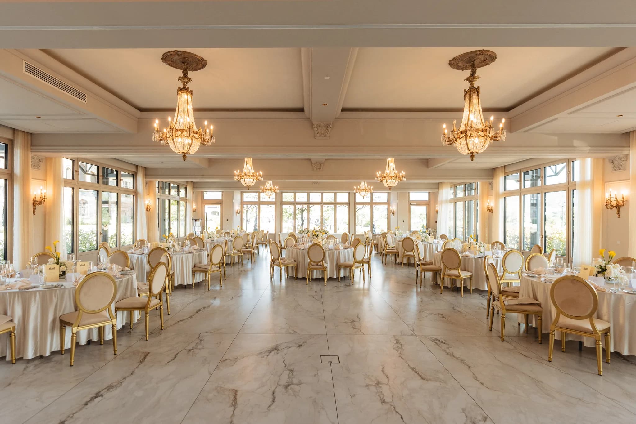 Festlich gedeckter Bankettsaal mit eleganten Kronleuchtern und Marmorboden in einem Hotel in Lieser an der Mosel.