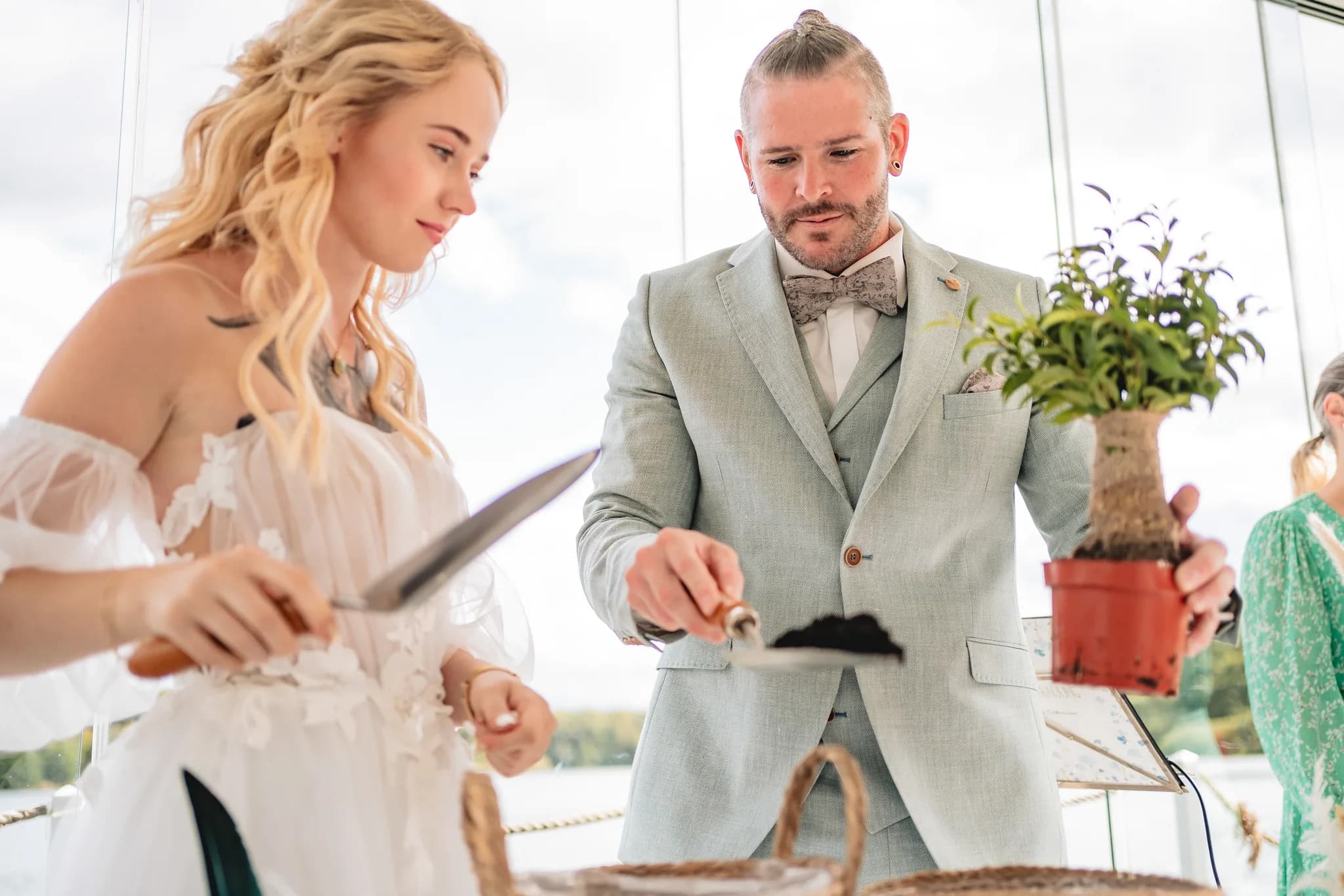 Peggy und Daniel pflanzen während ihrer Hochzeitszeremonie im Lakeside Resort Michaela gemeinsam einen Baum.