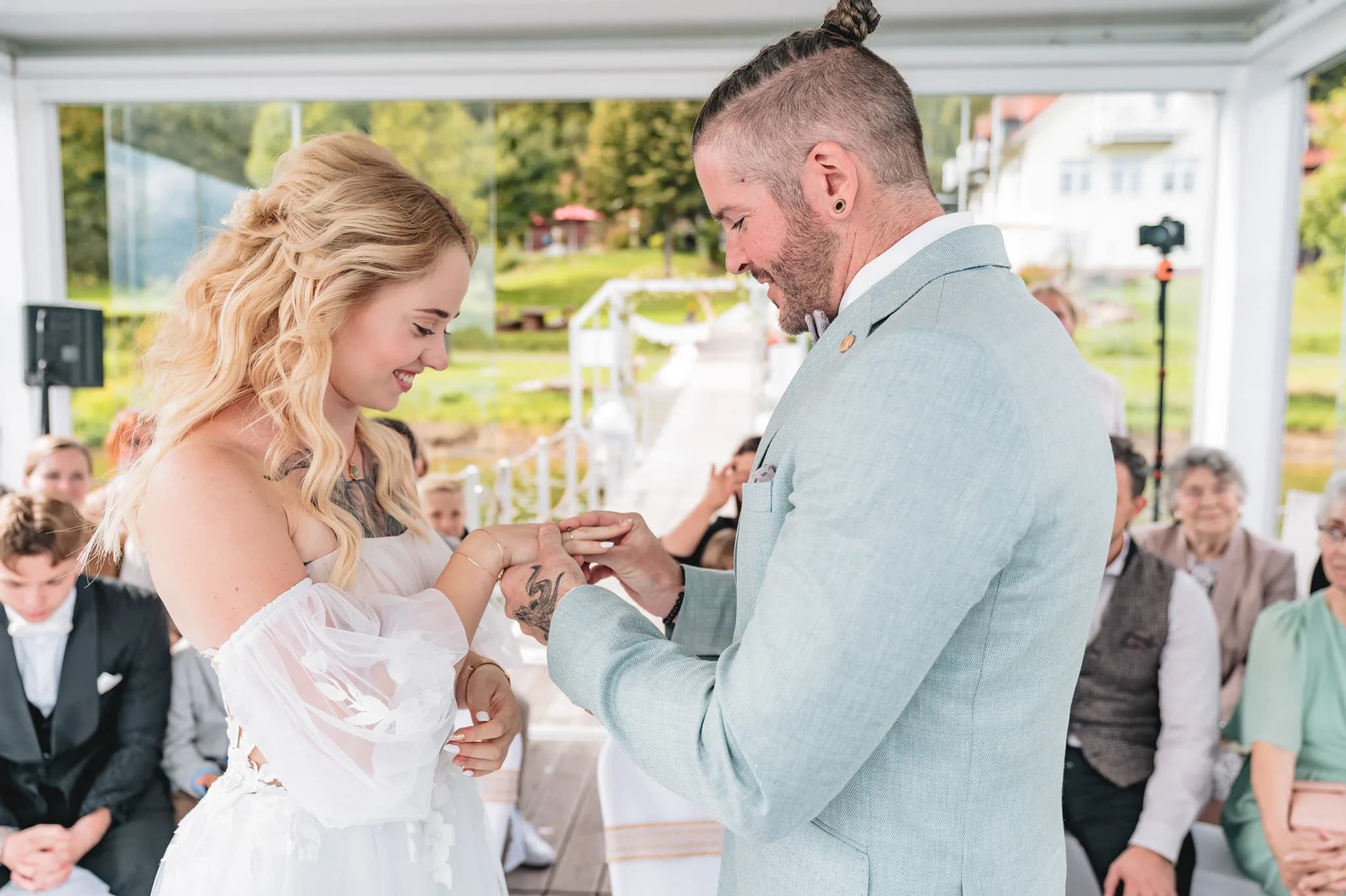 Peggy und Daniel tauschen während ihrer emotionalen Hochzeitszeremonie im Lakeside Resort Michaela die Eheringe aus.