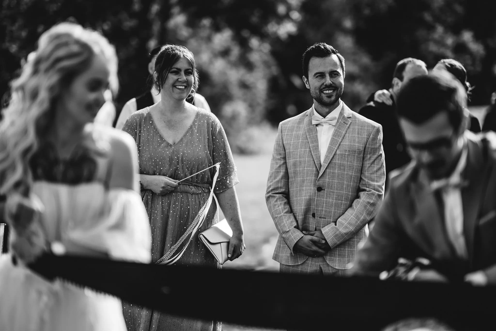Daniel lächelt bei der gemeinsamen Hochzeitsaufgabe im Lakeside Resort Michaela, während Gäste begeistert zusehen.