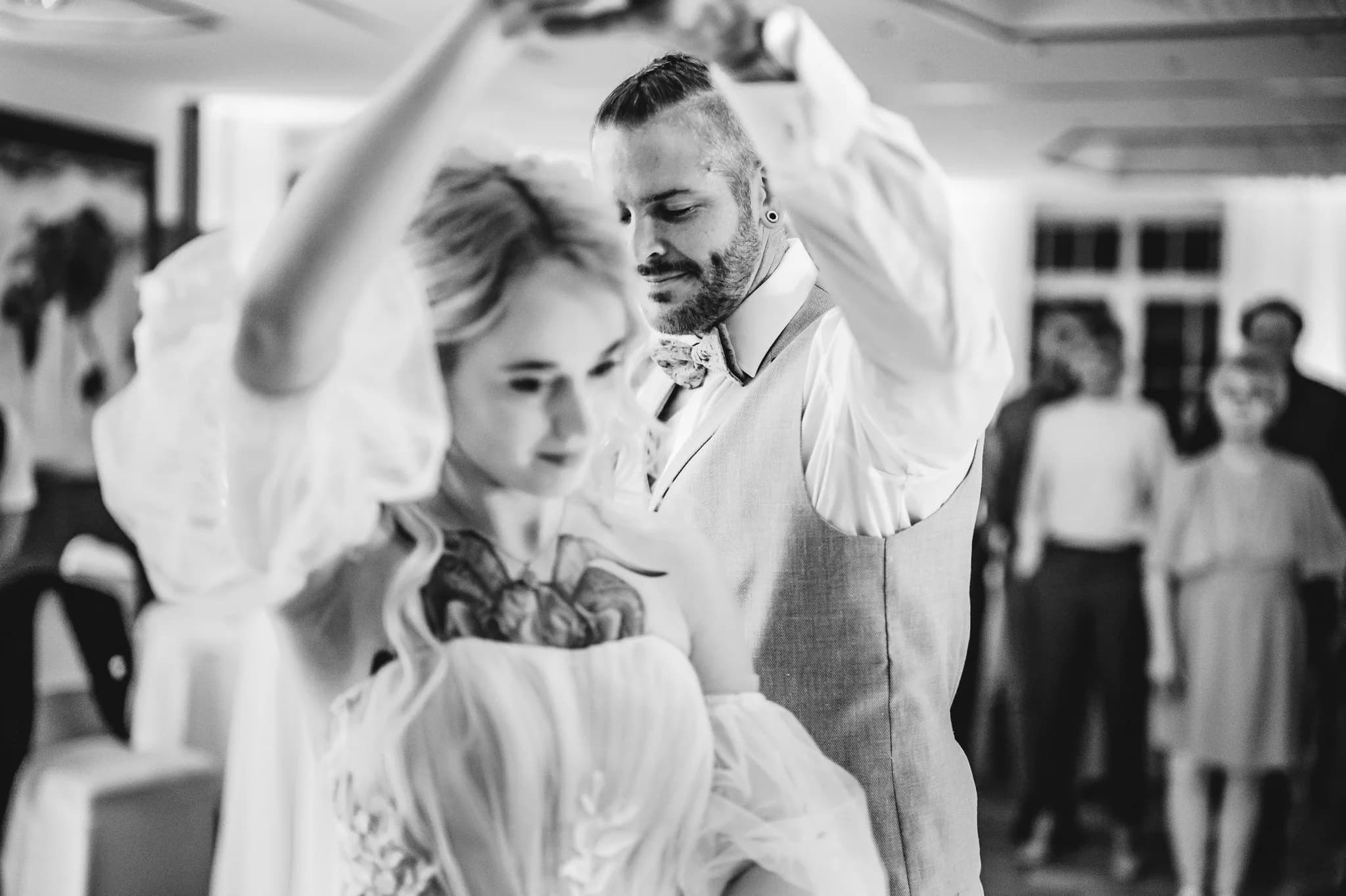 Peggy und Daniel tanzen eng umschlungen und glücklich bei ihrer Hochzeit im Lakeside Resort Michaela.