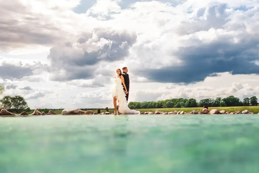 Hochzeitsfotograf Wiesbaden - Brautpaar am Wasser
