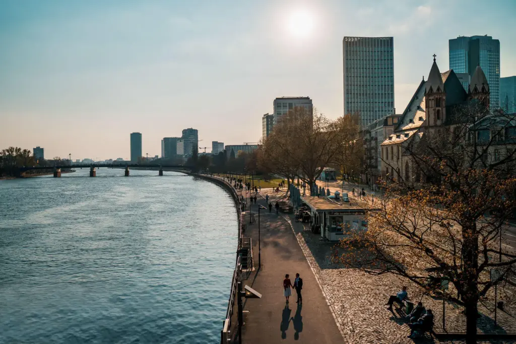 Heiraten in Frankfurt am Mainufer - Hochzeitsfotograf Frankfurt
