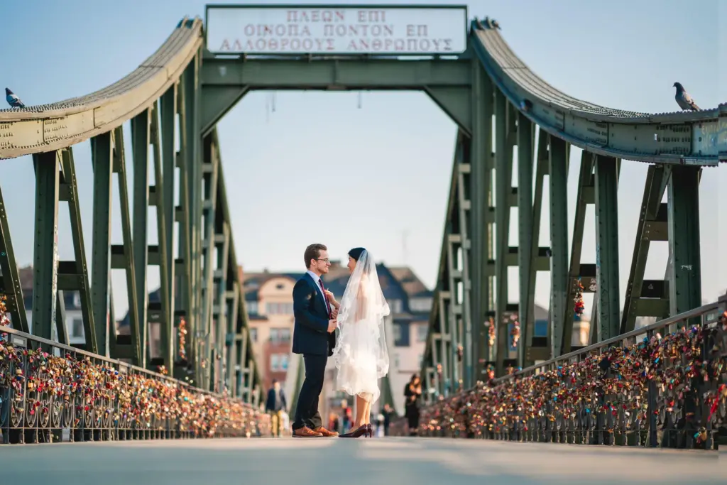 Hochzeitsfotograf in Frankfurt - Fotos auf der Brücke Eisner Steg