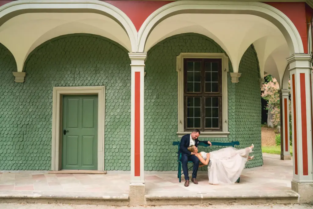 Brautpaar auf der Bank am Schloss Fasanerie. Hochzeitsfotograf Fulda