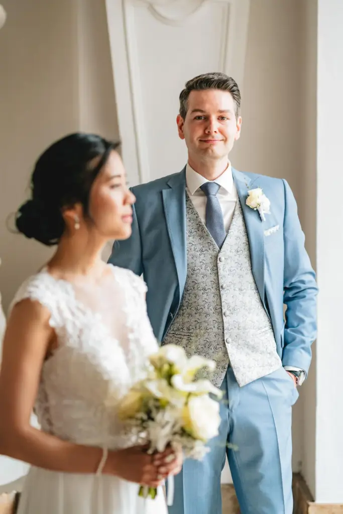 Hochzeitspaar in eleganter Umgebung.