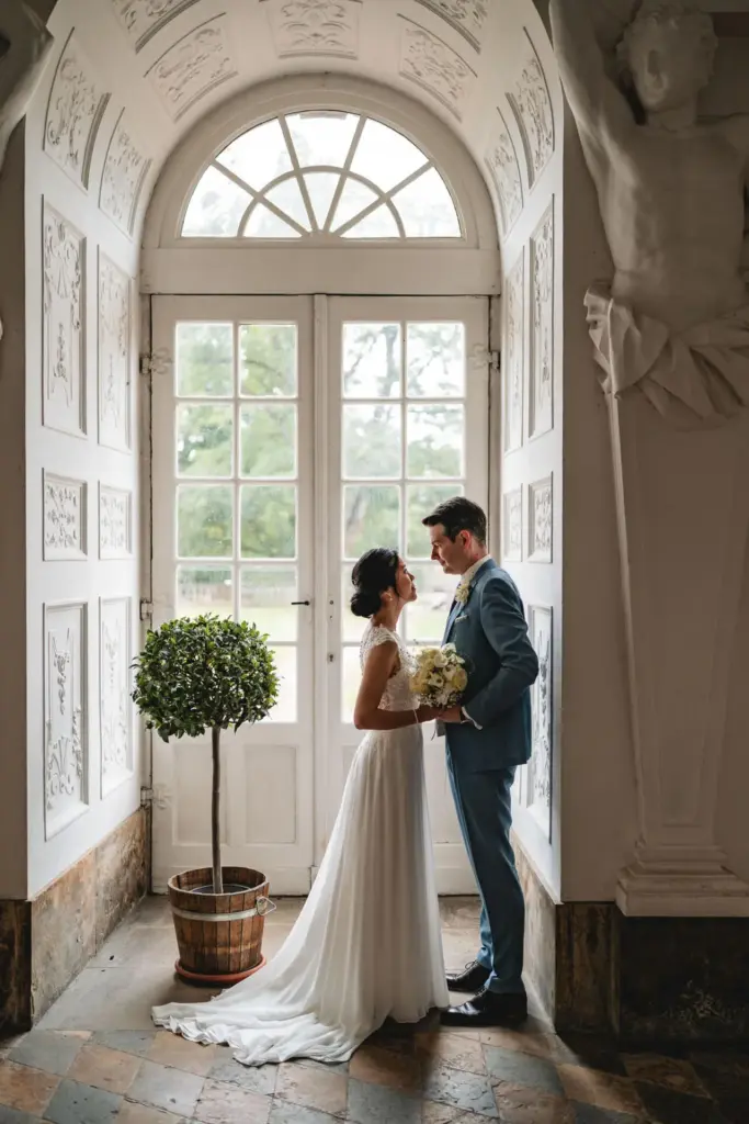 Brautpaar vor einer eleganten Tür.