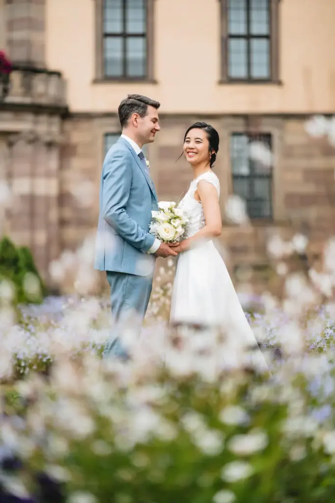 Brautpaar in romantischer Gartenumgebung