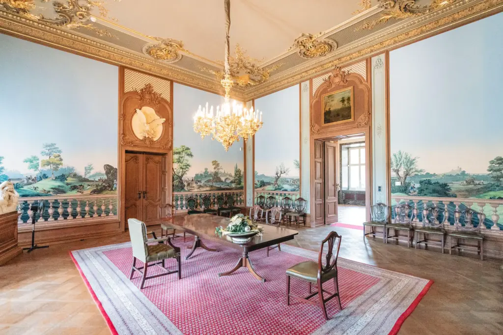 Eleganter Raum mit kunstvollem Dekor im Schloss Philipsruhe Hanau