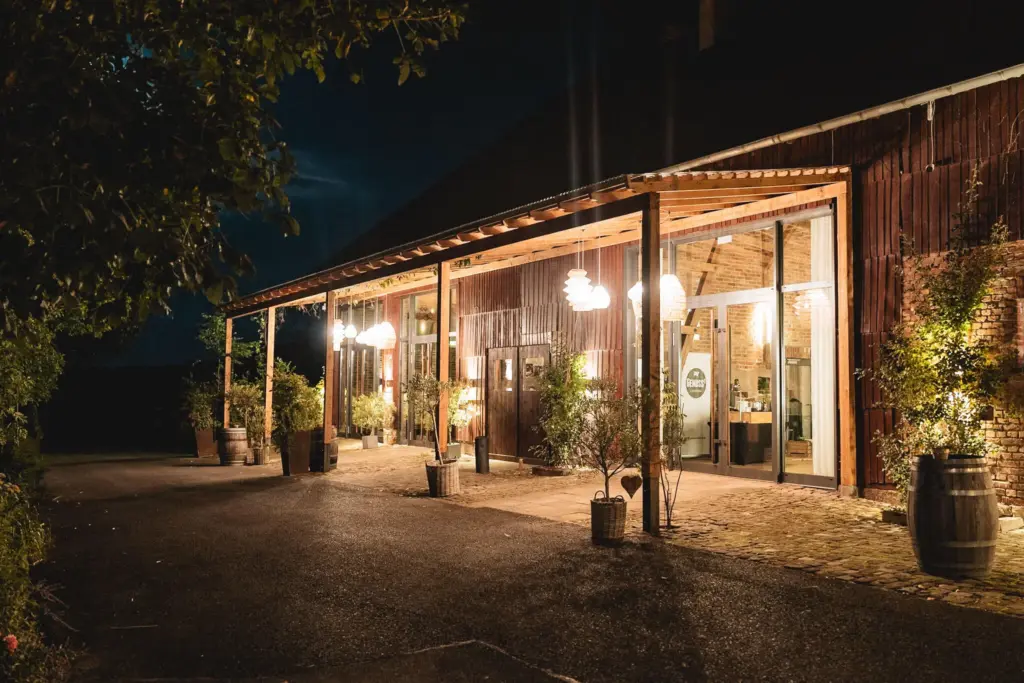 Schloss mit Garten und Spaziergängern