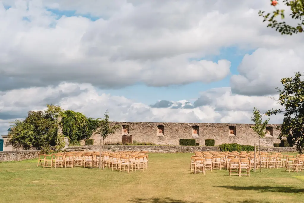 Freie Trauung im Obstgarten Schloss Fasanerie Fulda unter schattigen Bäumen.