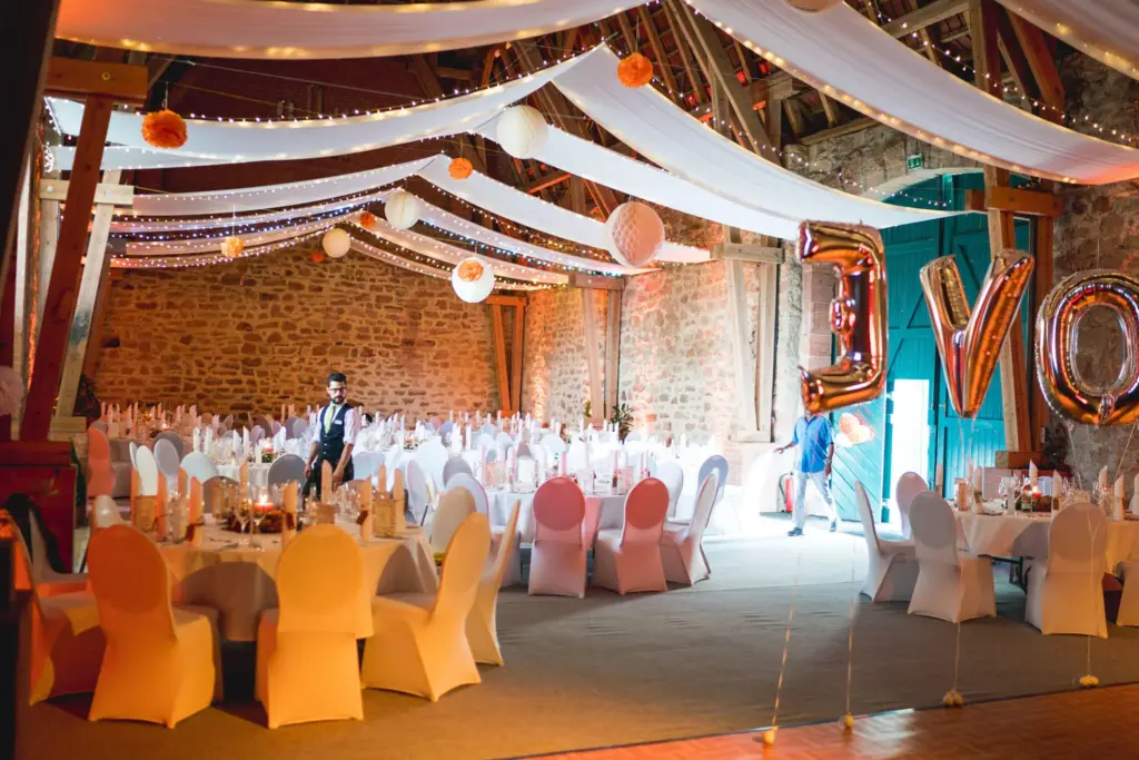 Große Scheunenhochzeit in der Hofscheune Schloss Fasanerie Fulda mit rustikalen Holzbalken.