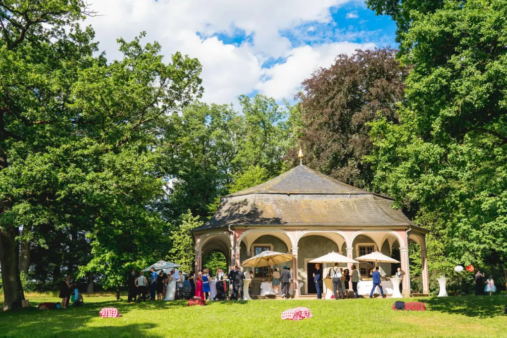 Romantische Hochzeit im Japanischen Teehaus Schloss Fasanerie Eichenzell mit Parkblick.