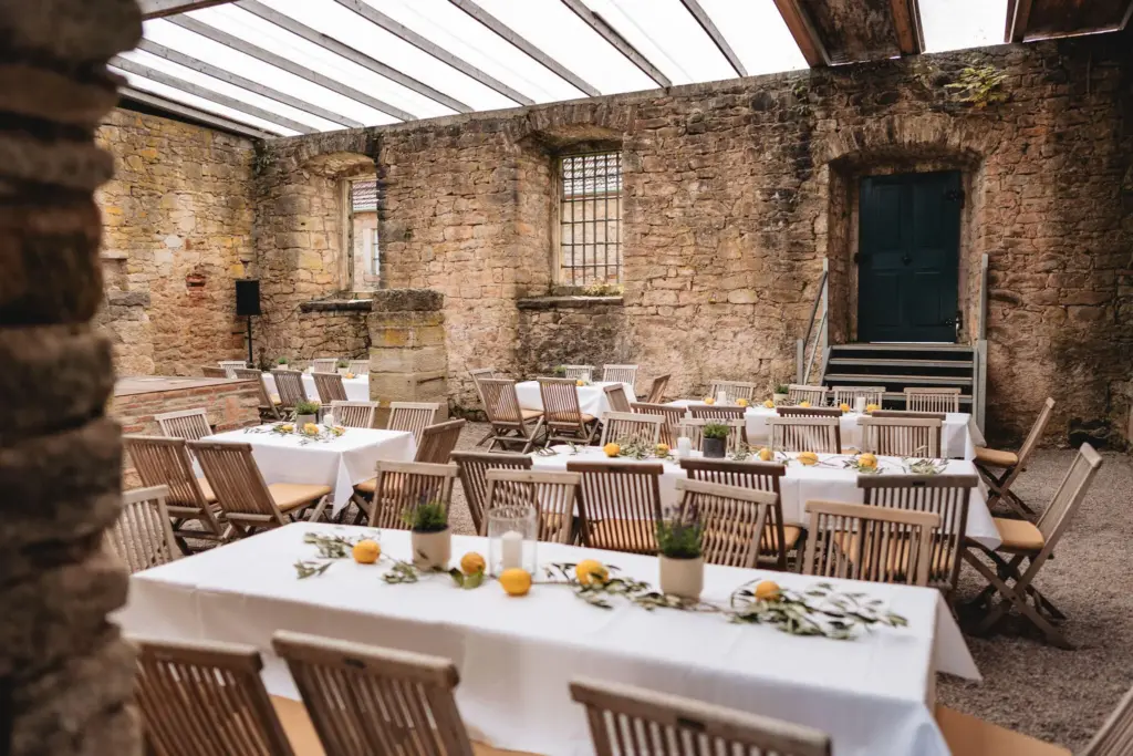 Einzigartige Hochzeitslocation Küchenruine Schloss Fasanerie Fulda für Feiern bis 60 Personen.