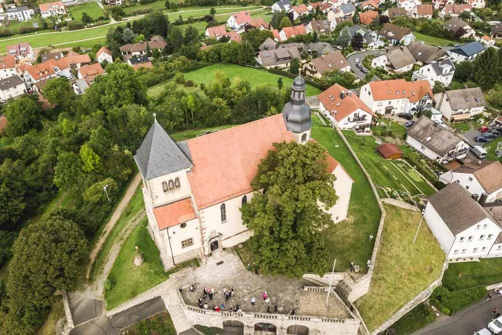 Liobakirche Petersberg Außenansicht Panoramablick