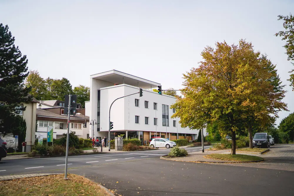 Standesamt Künzell Hochzeit Auszug Brautpaar Rathausplatz