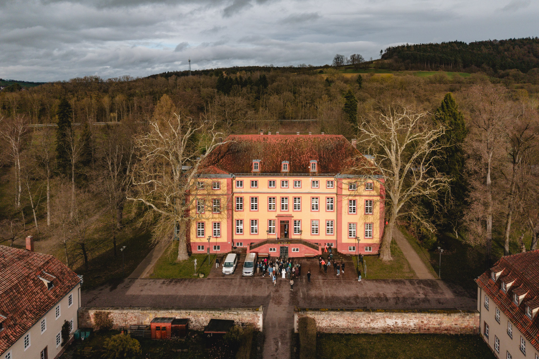 Hochzeitsfotografie im Schloss Hallenburg: Brautpaar vor der historischen Fassade der Landesmusikakademie Schlitz