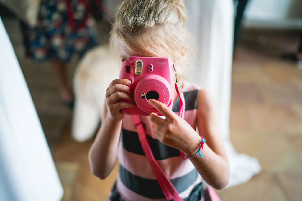 Hochzeit Kind mit Polaroid Kamera
