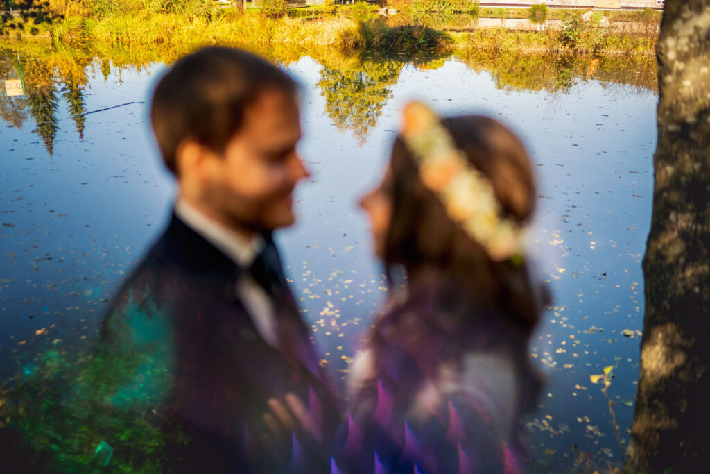 Paar am Wasser, romantische Atmosphäre.