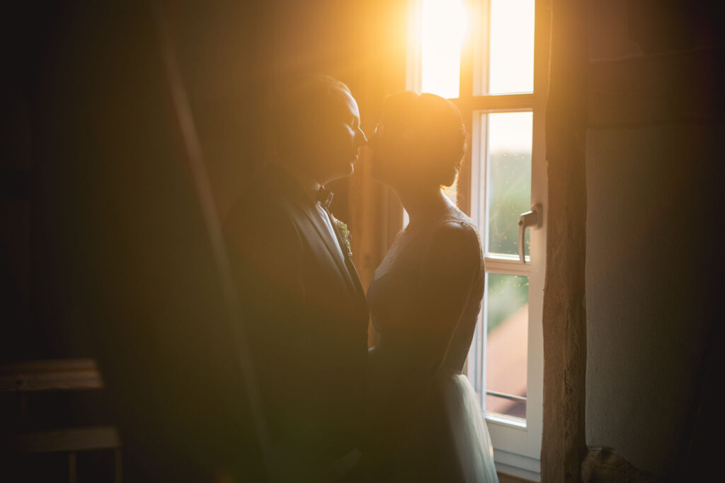 Brautpaar unter romantischem abendlicht