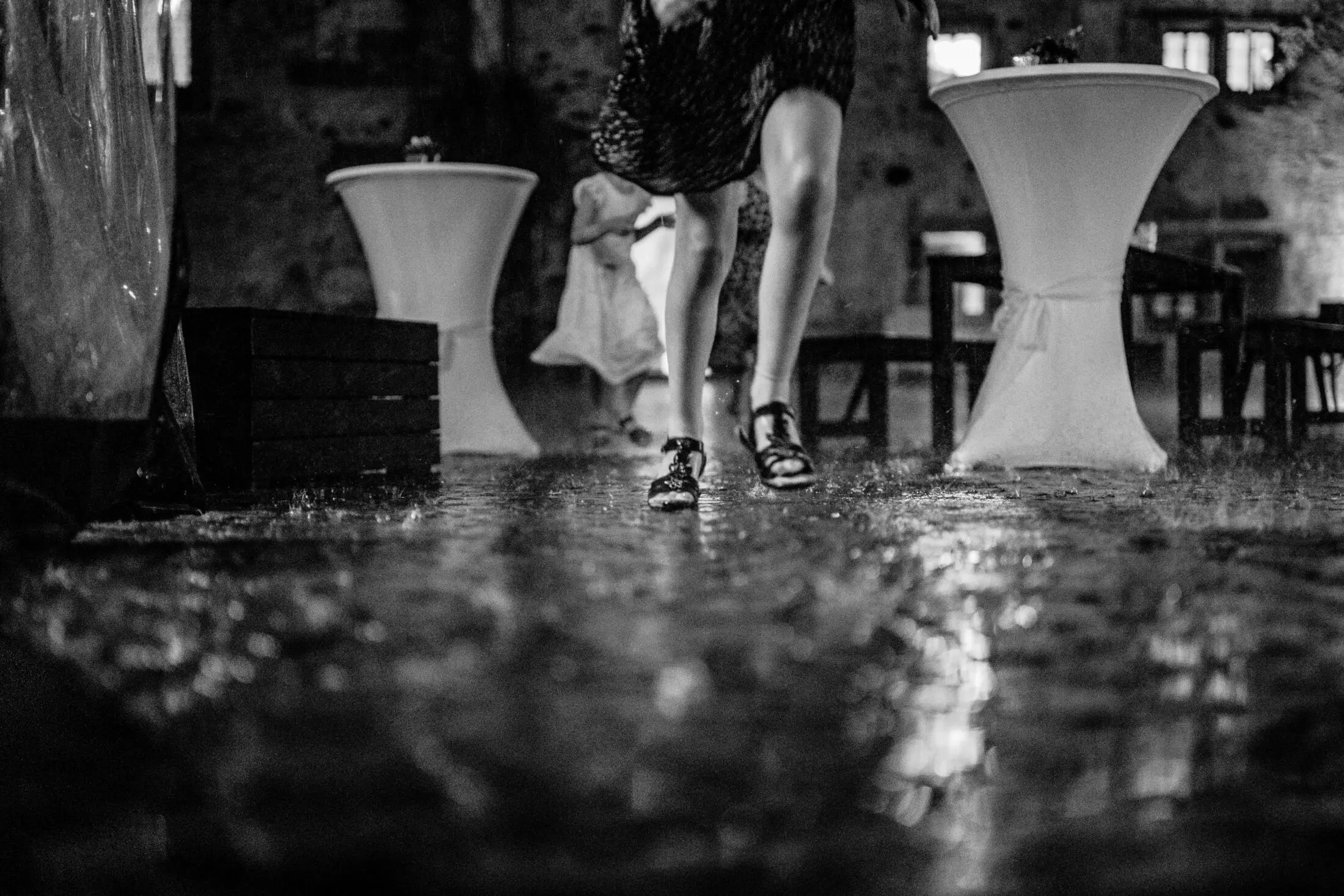 Hochzeitsgäste retten sich vor Regen. 