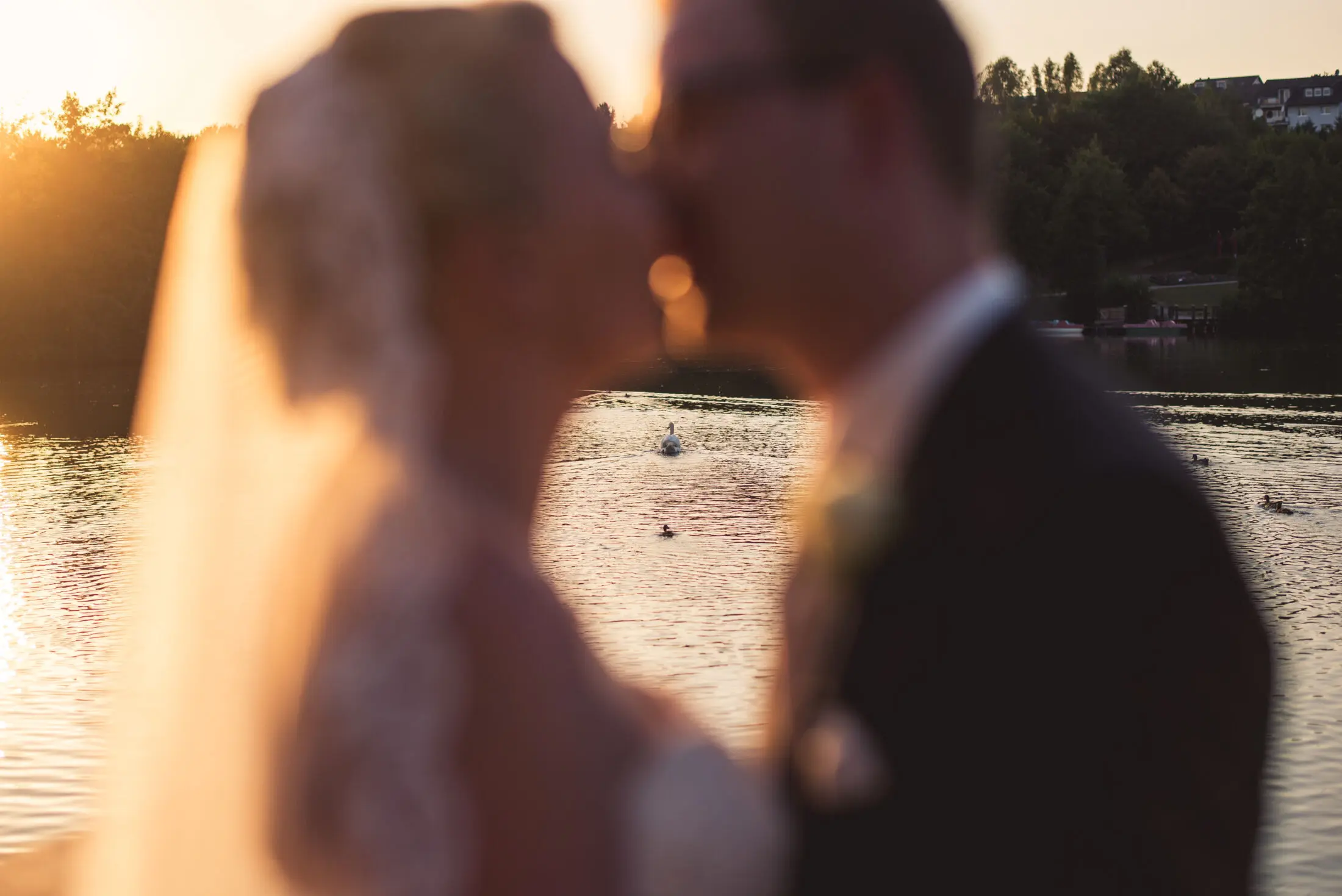 Brautpaar in goldenem Sonnenuntergangslicht Hochzeitsfoto