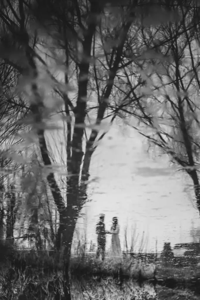 Hochzeitspaar bei Regen