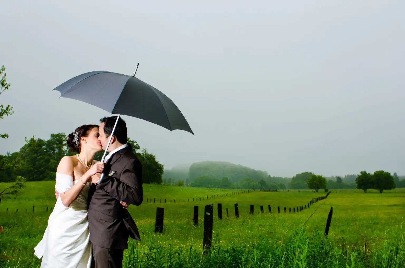 Brautpaar bei schlechtem Wetter und Regen: Fotoshooting