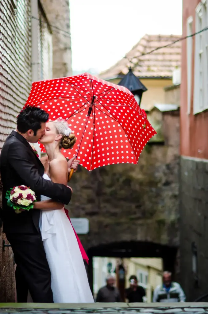 Brautpaar bei Regen