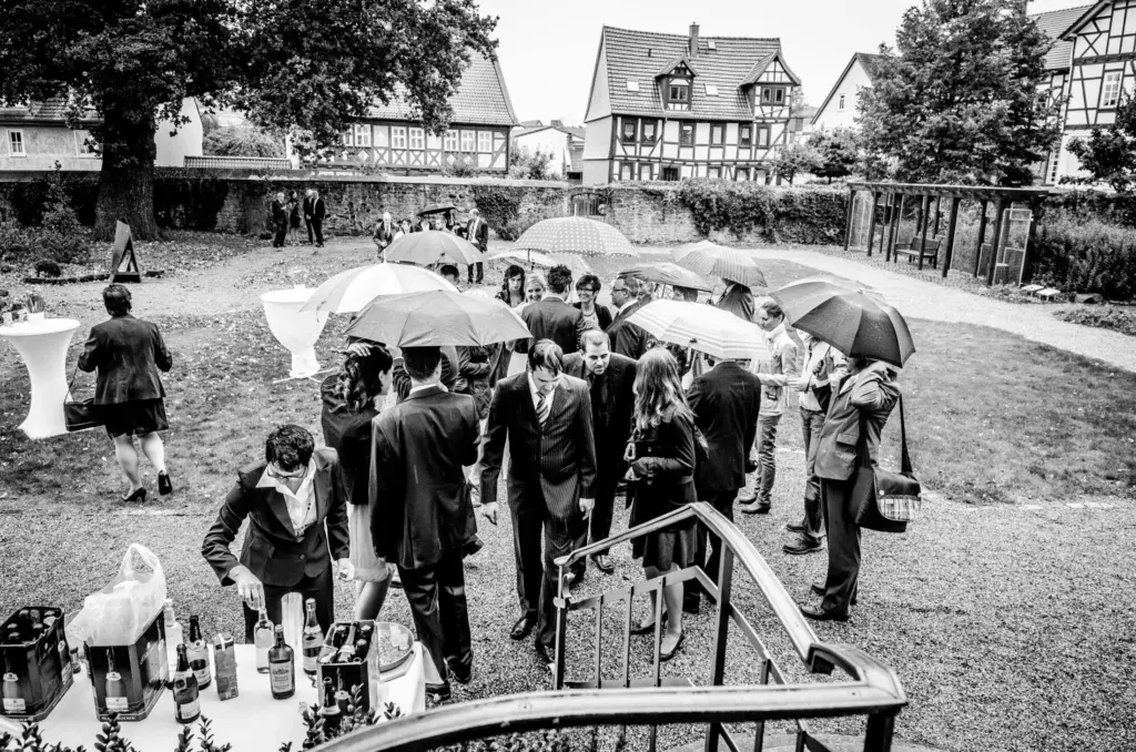 Hochzeitsgäste im Regen
