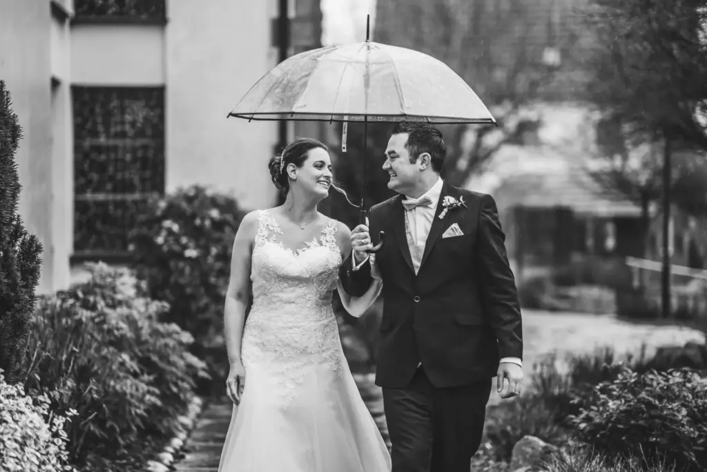 Hochzeitspaar Shooting im Regen mit Regenschirm